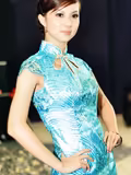 美丽的旗袍秀展示女性的风度