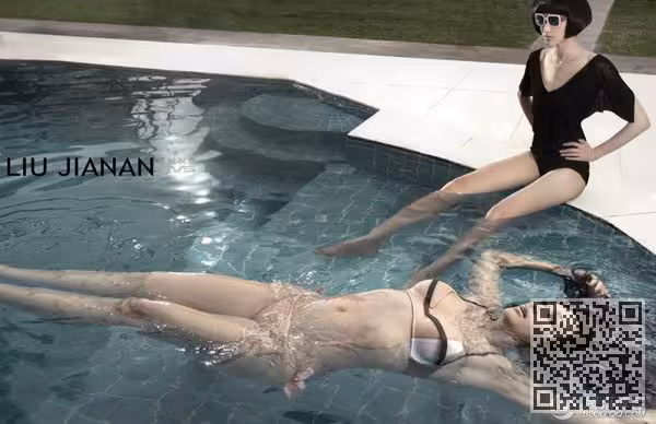 钟丽缇自家泳池拍写真