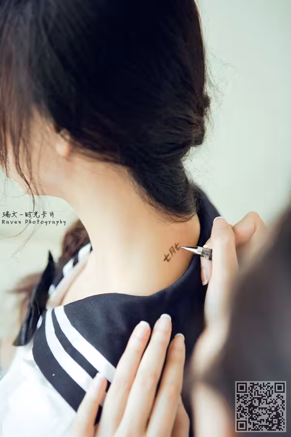 靓丽大学女生美眉影棚玩暧昧