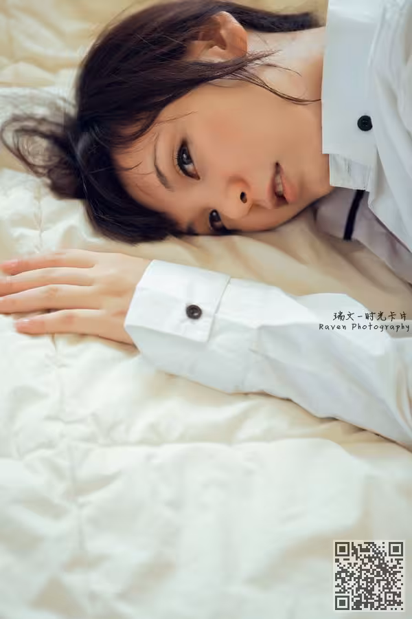靓丽大学女生美眉影棚玩暧昧
