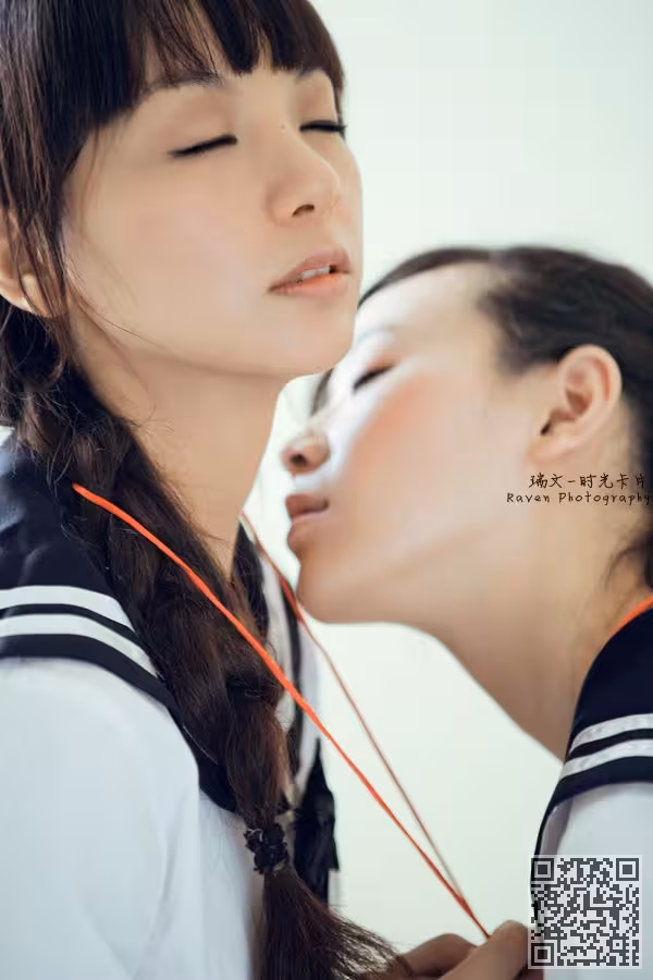 靓丽大学女生美眉影棚玩暧昧