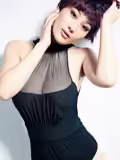 选美皇后珍妮黑色丝质衣服的照片