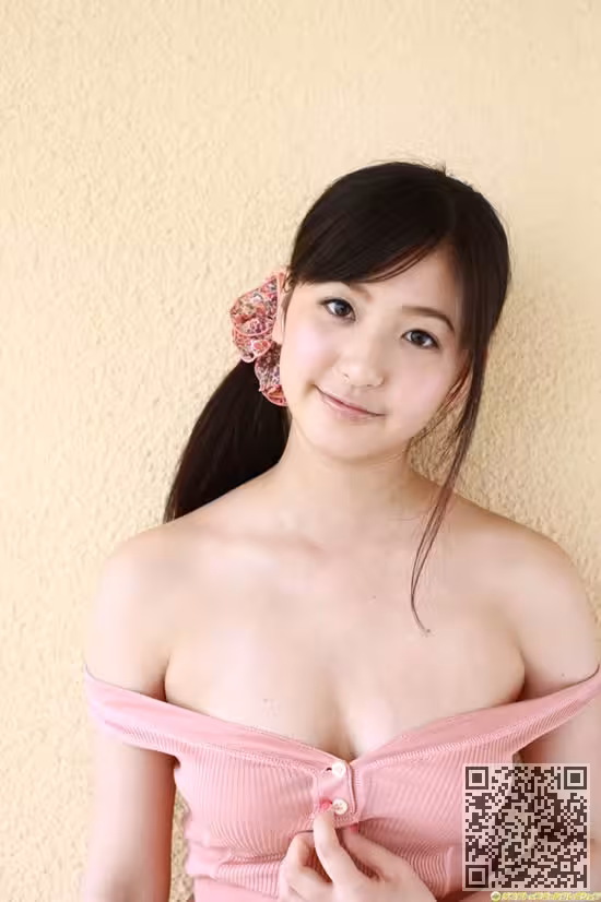日本美女村上友梨室外性感写真