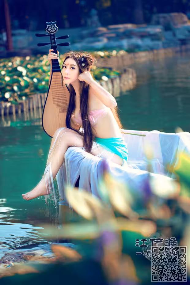 中韩混血美女江伊涵 洛丽塔《倾城》写真