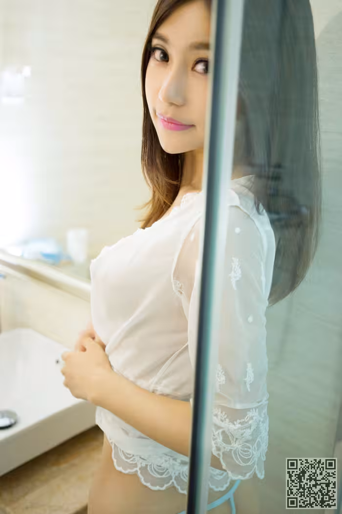 美女模特绮里嘉整容后光彩夺目