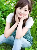 城市女孩陶醉在绿色田野