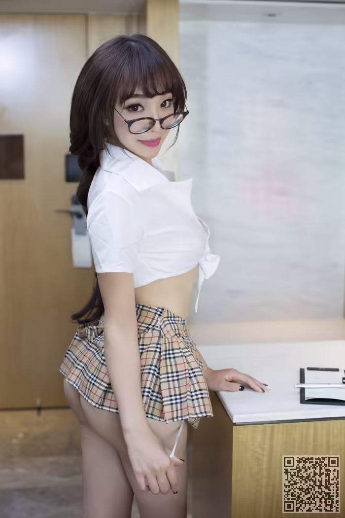 韩雨菲、超短裙、制服