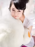 可爱的小女孩粉色紧身衣在90年之后