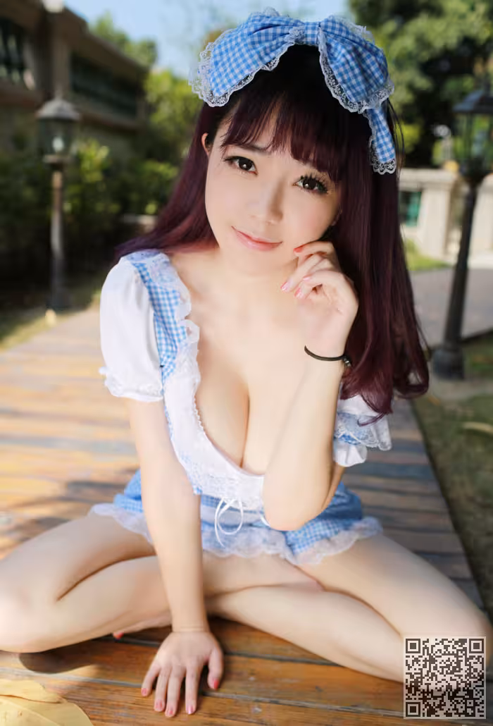 性感女仆刘飞儿林家小巷翘臀写真