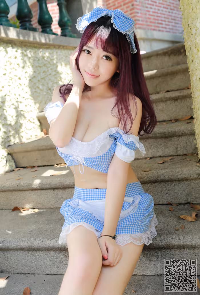性感女仆刘飞儿林家小巷翘臀写真