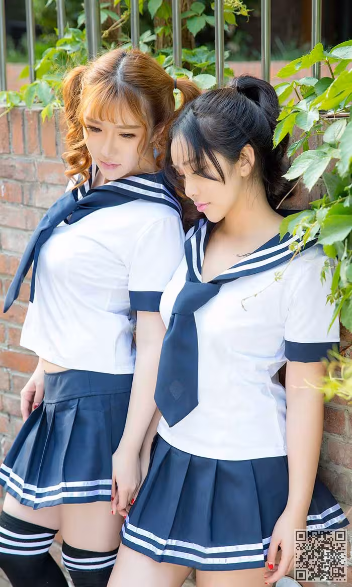 推女郎姐妹花室内大尺度私房照