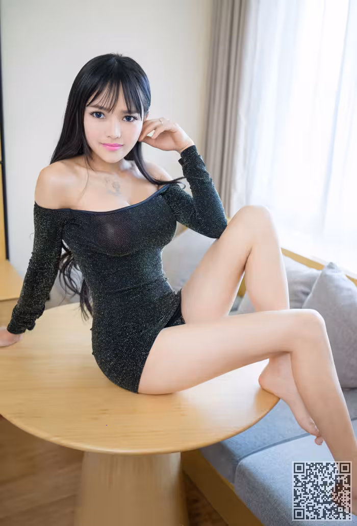 嫩模岑苑之性感美胸火辣身材藏不住