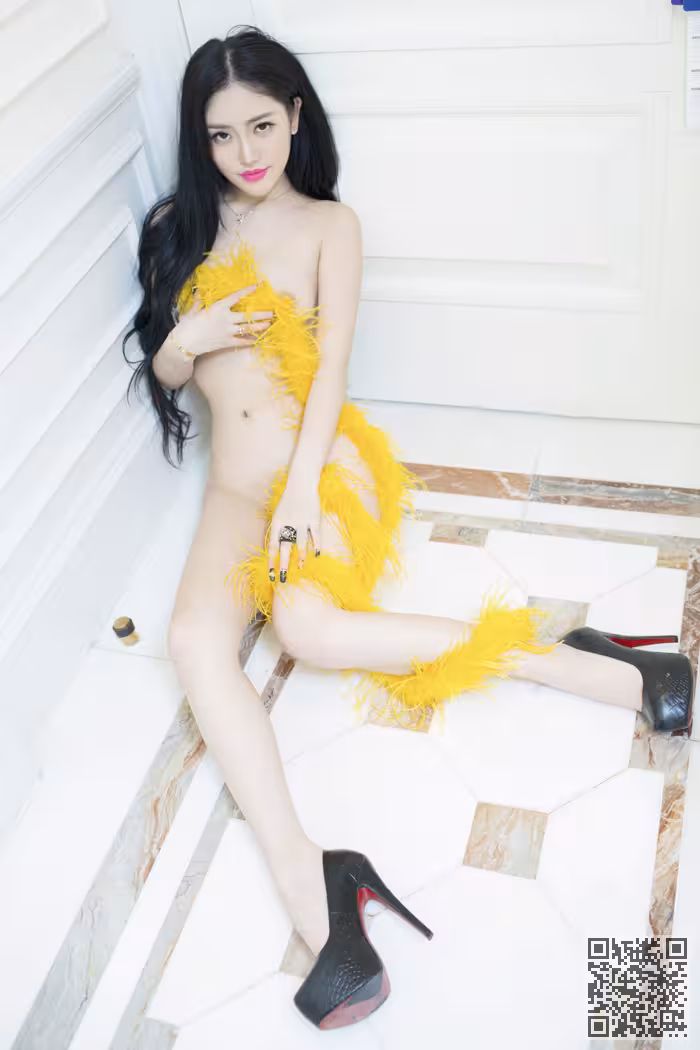 嘟嘟唇美女兮媛前凸后翘抱胸妩媚