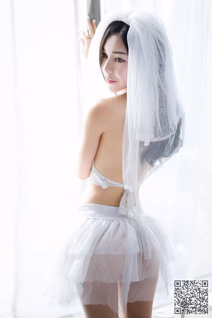 少妇沈佳熹黑白透视装美乳依稀可见