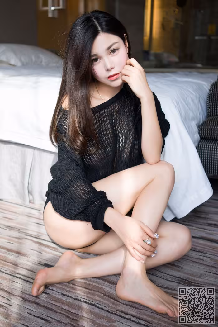少妇沈佳熹黑白透视装美乳依稀可见