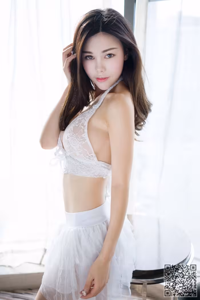 少妇沈佳熹黑白透视装美乳依稀可见