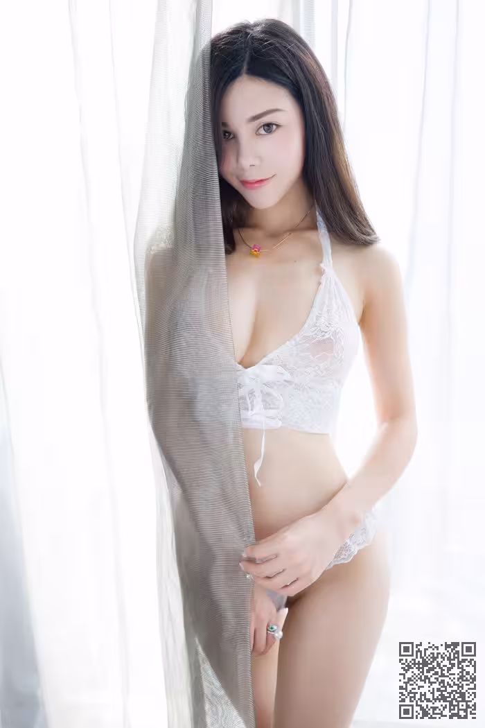 少妇沈佳熹黑白透视装美乳依稀可见