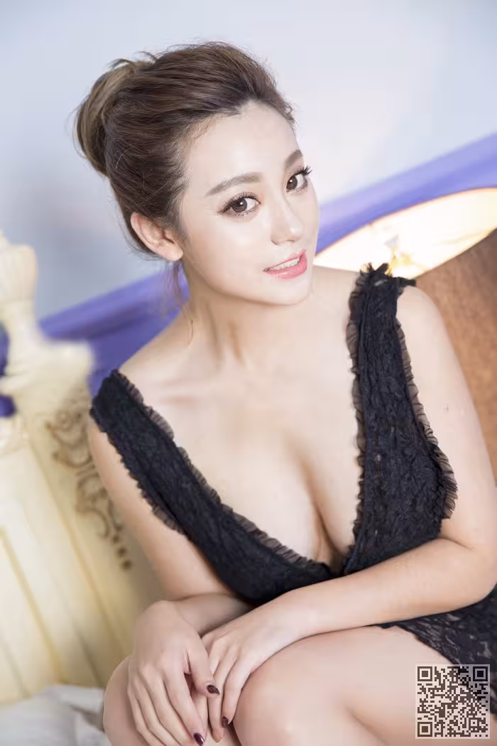 人妻何曼丽黑色情趣连体内衣秀
