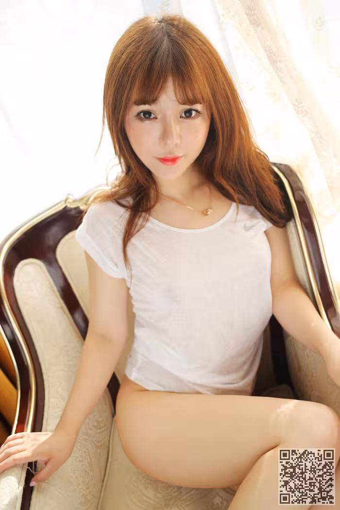 圆臀妹子粉芭比私房照美胸依稀可见