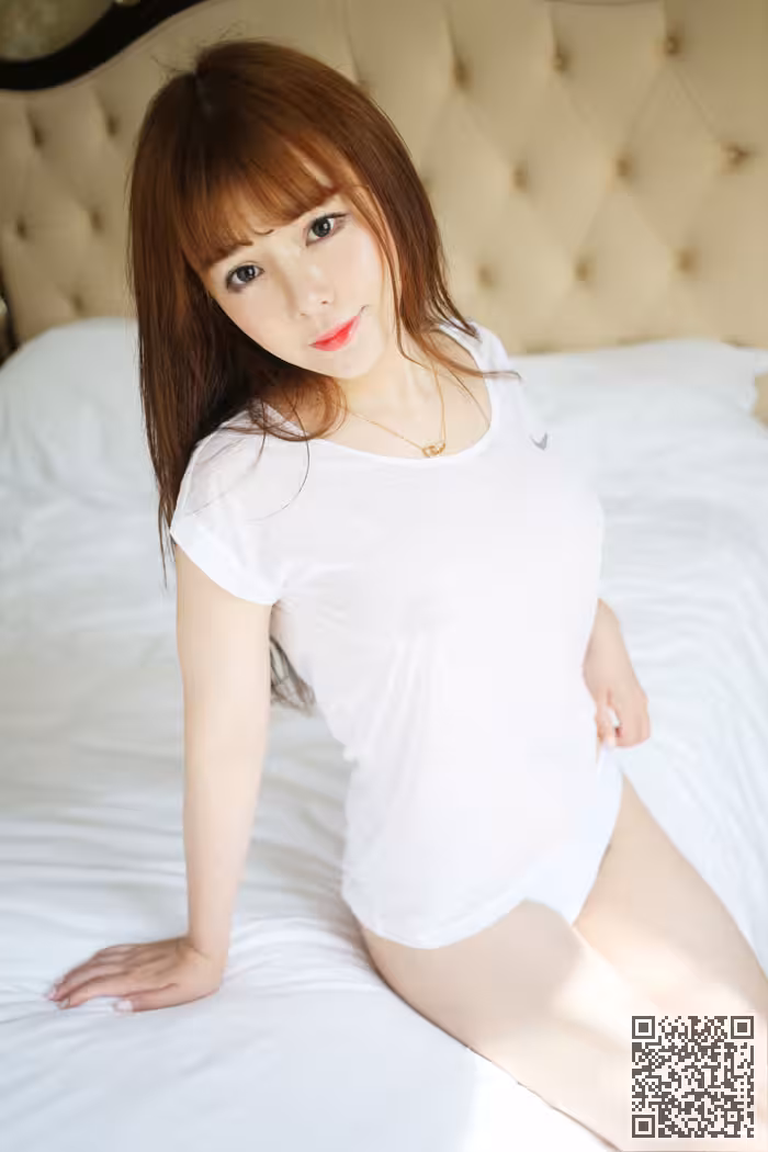 圆臀妹子粉芭比私房照美胸依稀可见