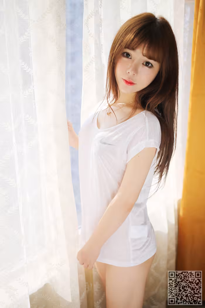 圆臀妹子粉芭比私房照美胸依稀可见