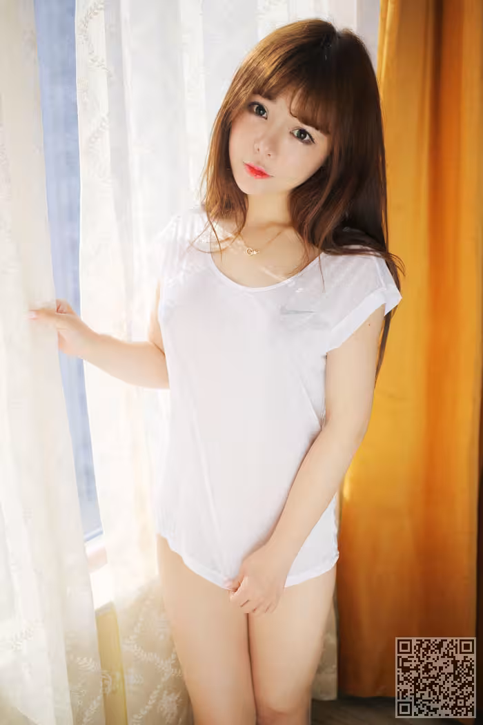 圆臀妹子粉芭比私房照美胸依稀可见