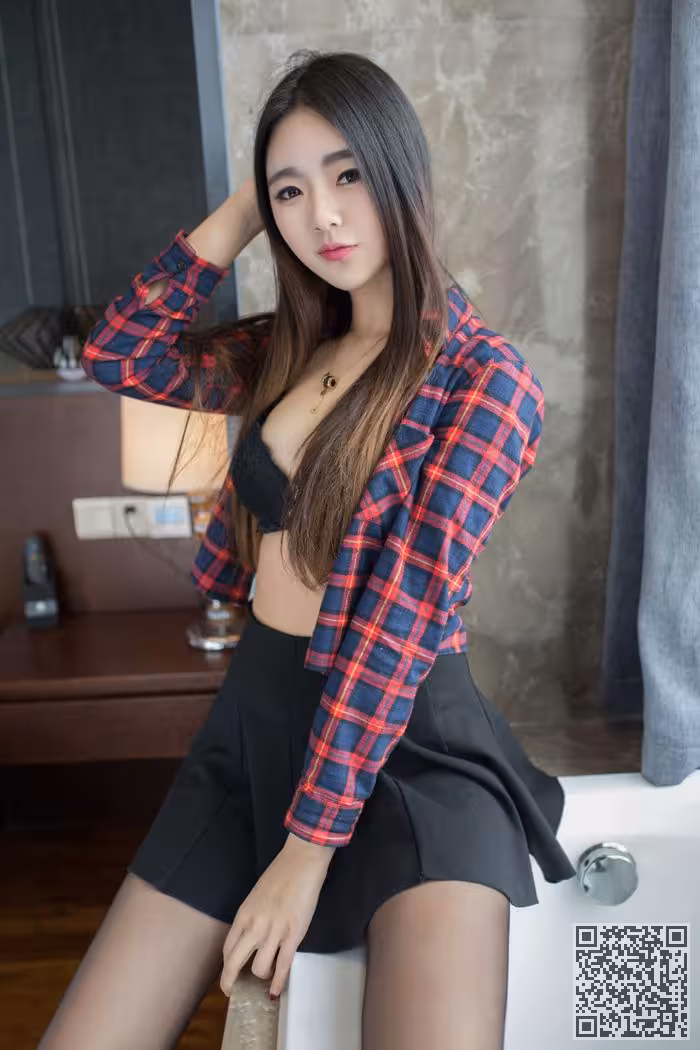 丁裤美眉可乐薄纱遮胸诱惑不可挡