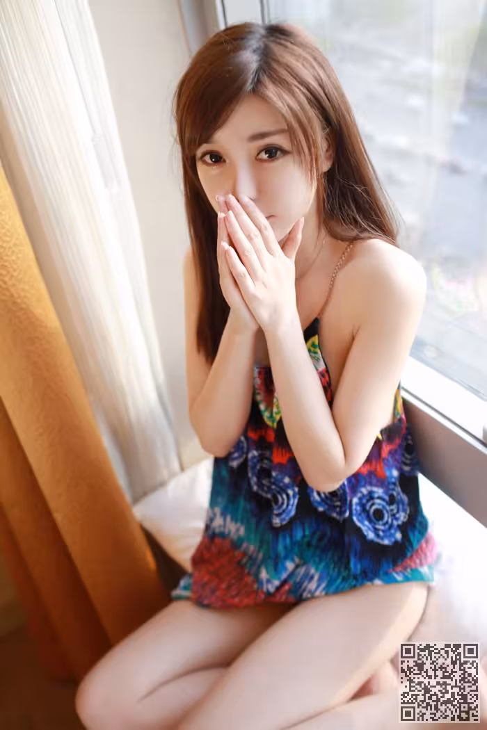 酥胸美眉韩子萱冷艳私房眼神超迷人