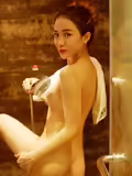 梁美丽诱惑应赤裸裸的在浴室的光体