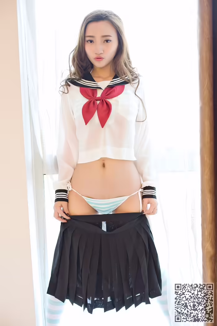乳神、翟奥奥、制服写真、前凸后翘