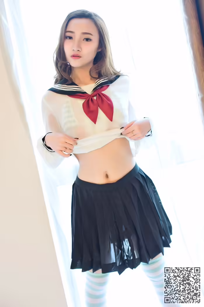 乳神、翟奥奥、制服写真、前凸后翘