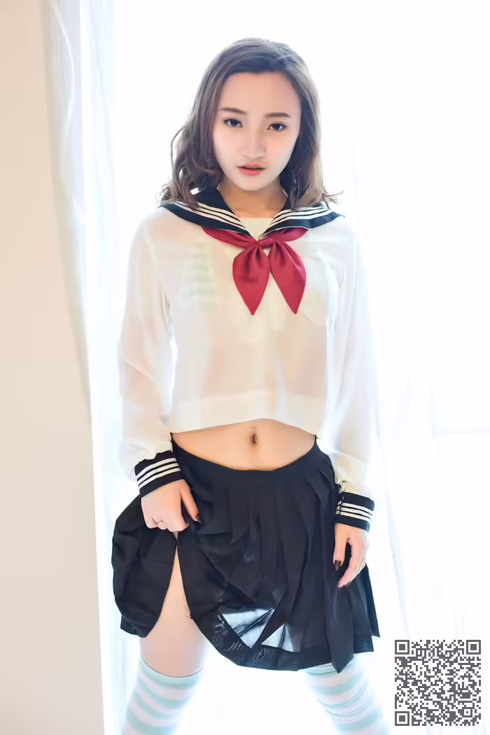 乳神、翟奥奥、制服写真、前凸后翘