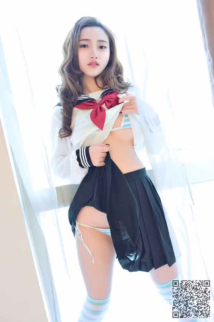 乳神、翟奥奥、制服写真、前凸后翘