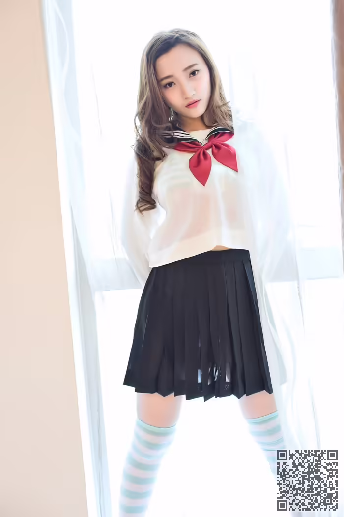 乳神、翟奥奥、制服写真、前凸后翘