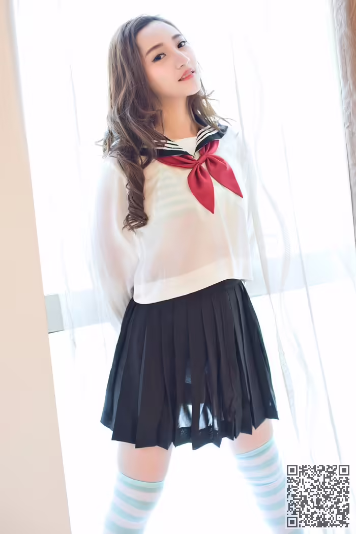 乳神、翟奥奥、制服写真、前凸后翘