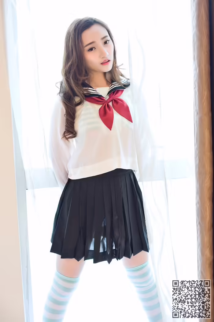 乳神、翟奥奥、制服写真、前凸后翘