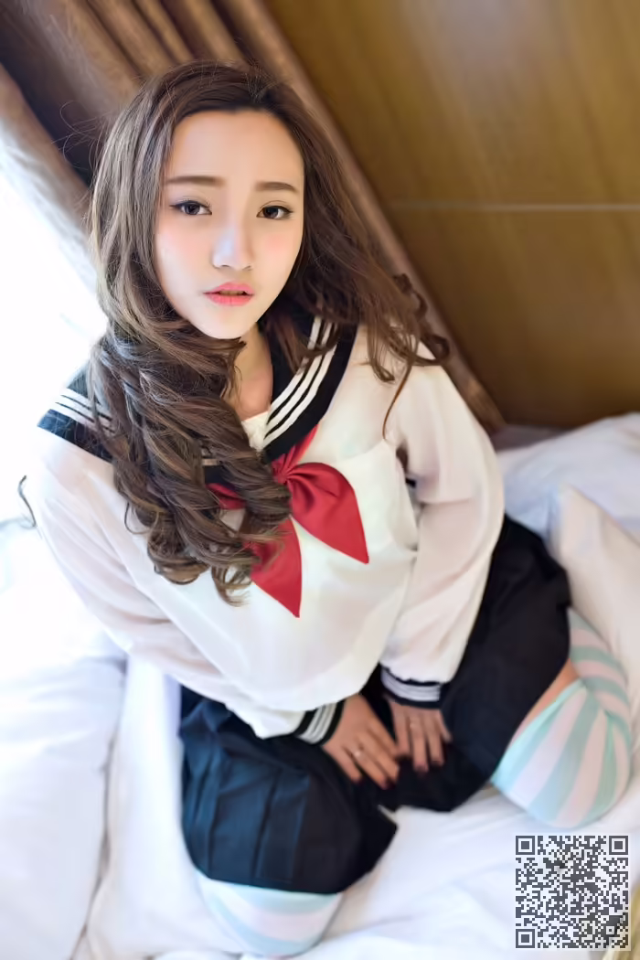 乳神、翟奥奥、制服写真、前凸后翘