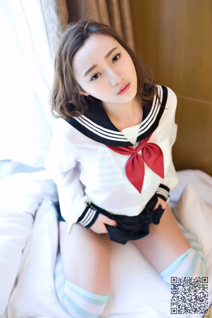 乳神、翟奥奥、制服写真、前凸后翘
