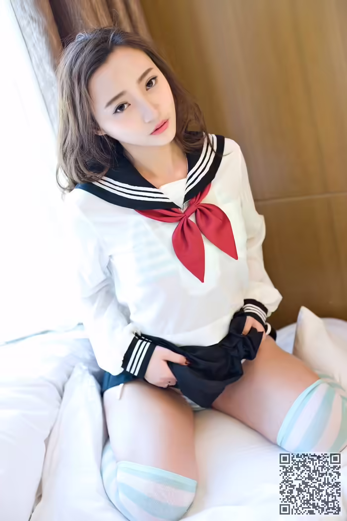 乳神、翟奥奥、制服写真、前凸后翘