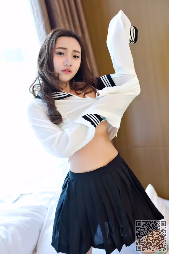 乳神、翟奥奥、制服写真、前凸后翘