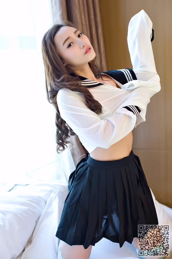乳神、翟奥奥、制服写真、前凸后翘
