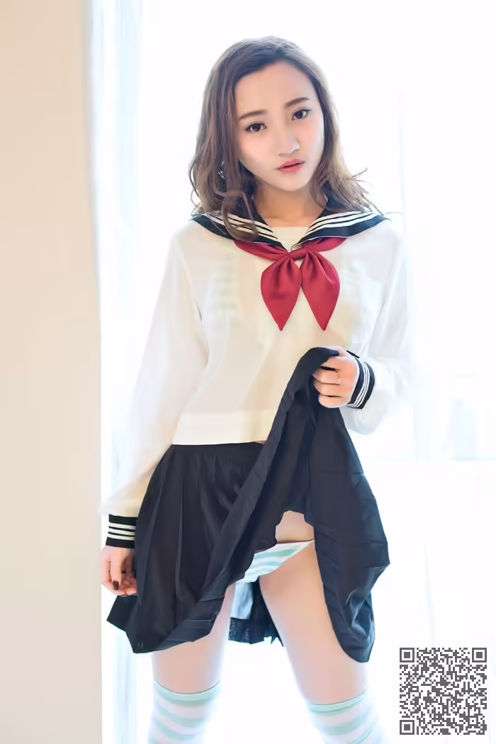 乳神、翟奥奥、制服写真、前凸后翘