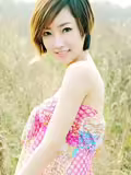 凉爽的夏季的美丽少女
