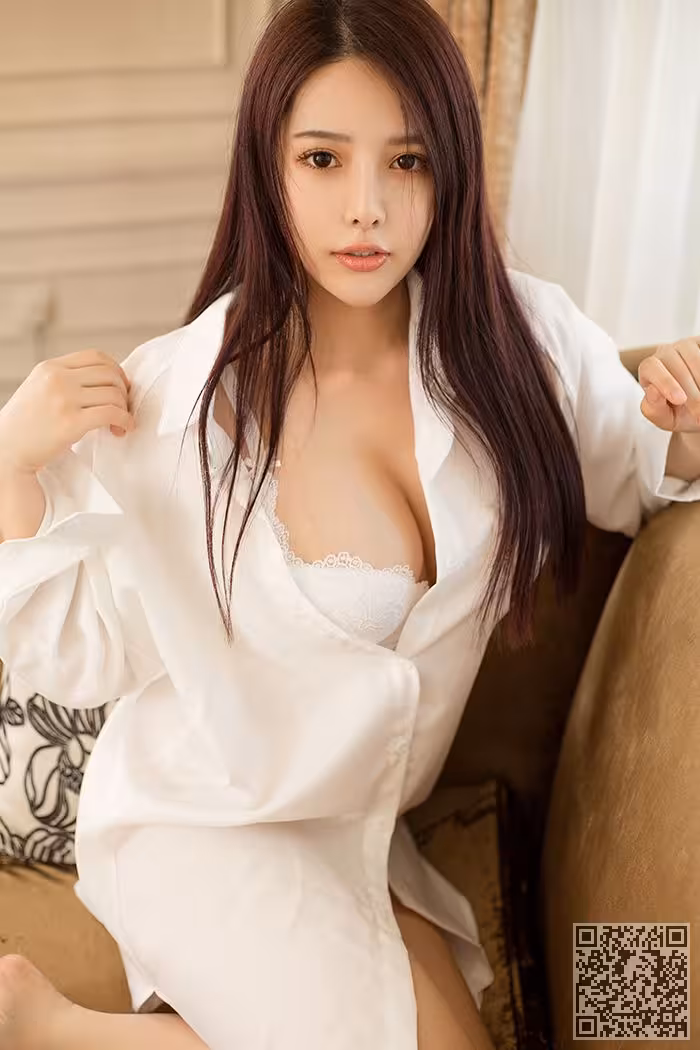 性感御姐若涵裸背毛衣尽显诱人蜜桃臀