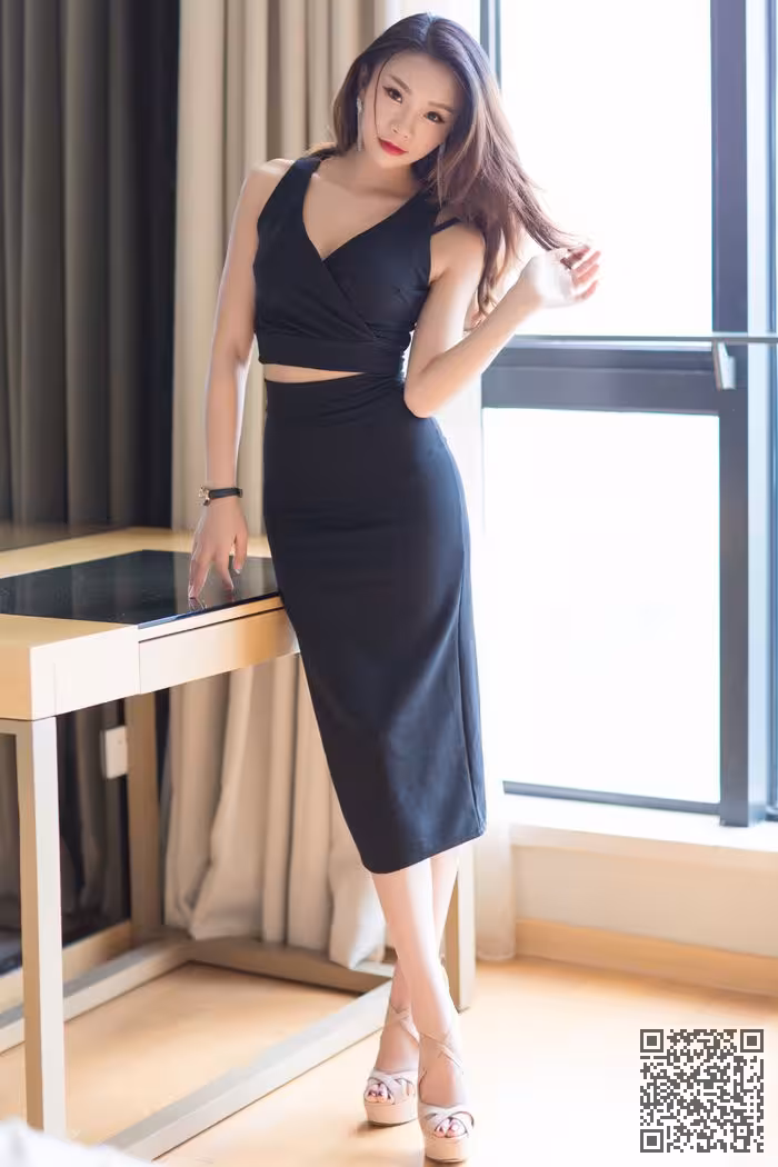 翘臀女神Tina黑色比基尼秀魔鬼身材