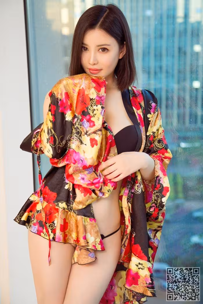 性感小野猫夏雨桐粉色内衣秀完美身材