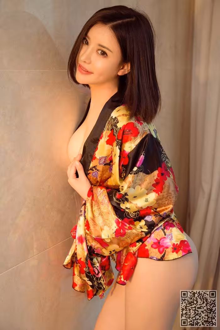 性感小野猫夏雨桐粉色内衣秀完美身材
