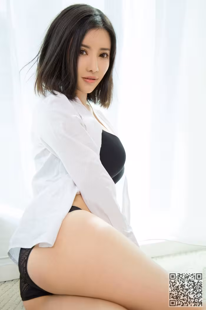 性感小野猫夏雨桐粉色内衣秀完美身材