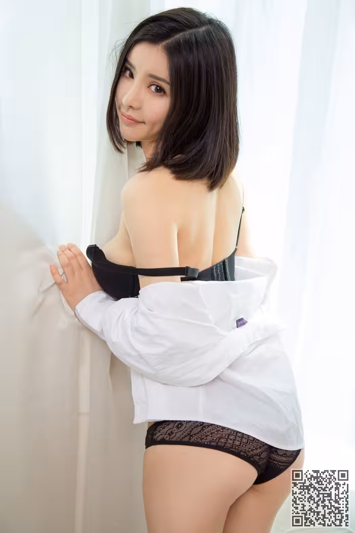 性感小野猫夏雨桐粉色内衣秀完美身材