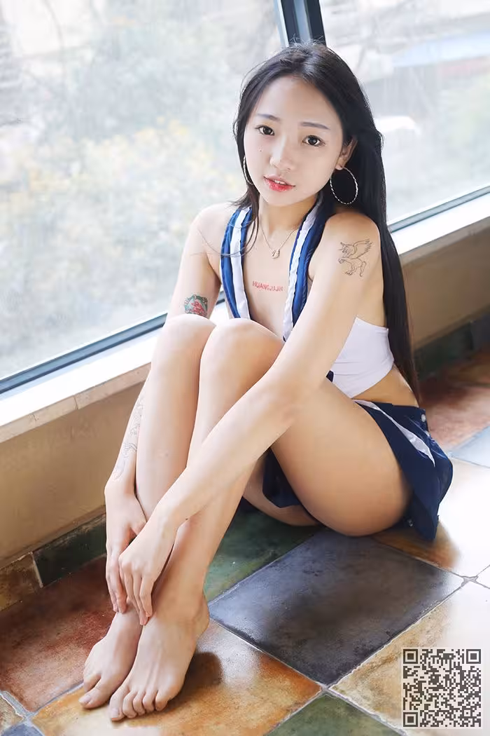 翘臀少女小月落地窗前初体验任君采撷